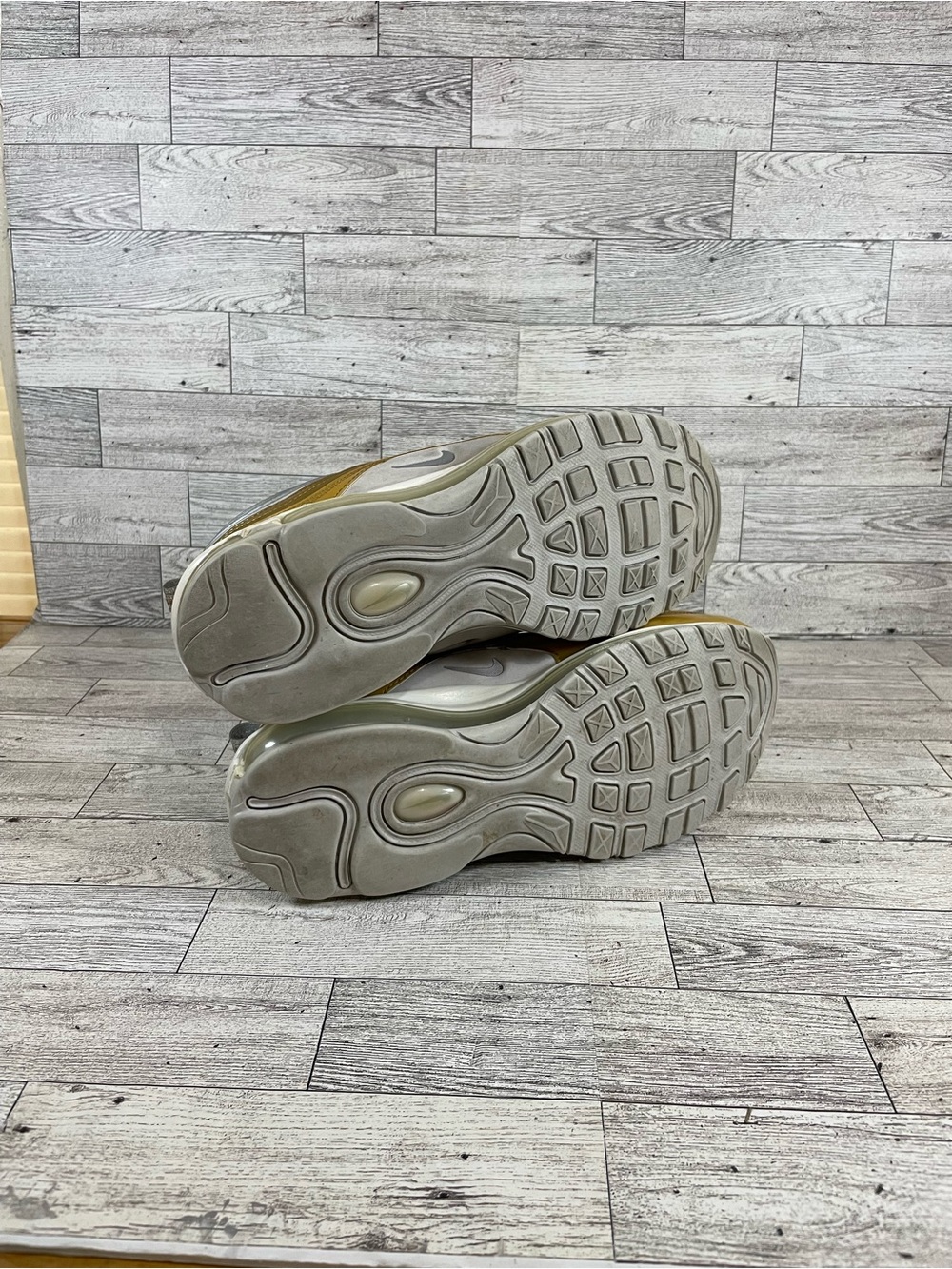 Nike AQ4137 001 Air Max 97
Metallic Silver Gold White size 9 - Picture 6 of 7